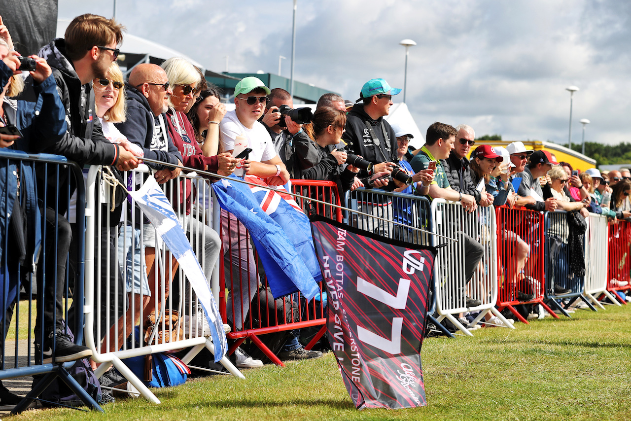 GP GRAN BRETAGNA, Circuit Atmosfera - fans.
01.07.2022. Formula 1 World Championship, Rd 10, British Grand Prix, Silverstone, England, Practice Day.
- www.xpbimages.com, EMail: requests@xpbimages.com © Copyright: Moy / XPB Images