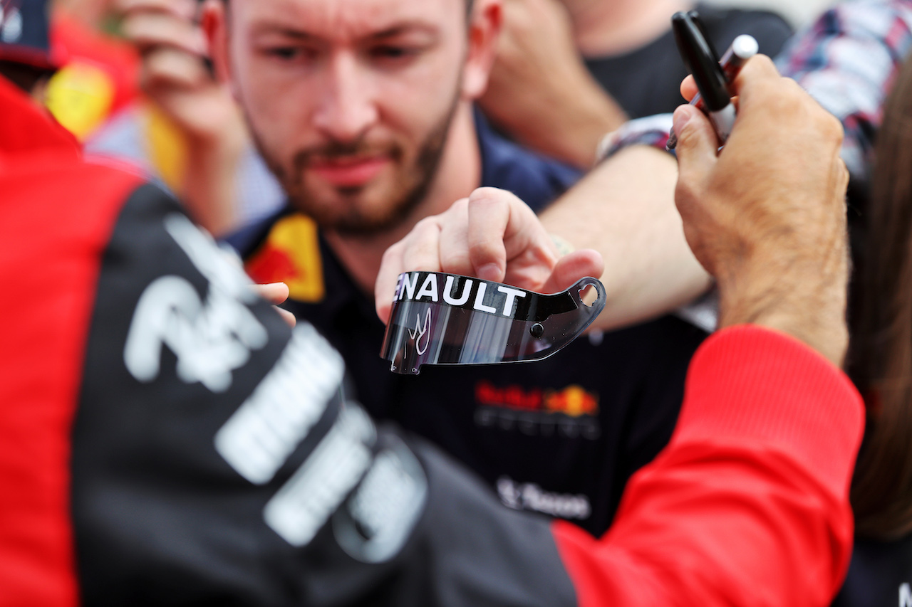 GP GRAN BRETAGNA, Circuit Atmosfera - A Renault visor held by a fan.
01.07.2022. Formula 1 World Championship, Rd 10, British Grand Prix, Silverstone, England, Practice Day.
- www.xpbimages.com, EMail: requests@xpbimages.com © Copyright: Moy / XPB Images