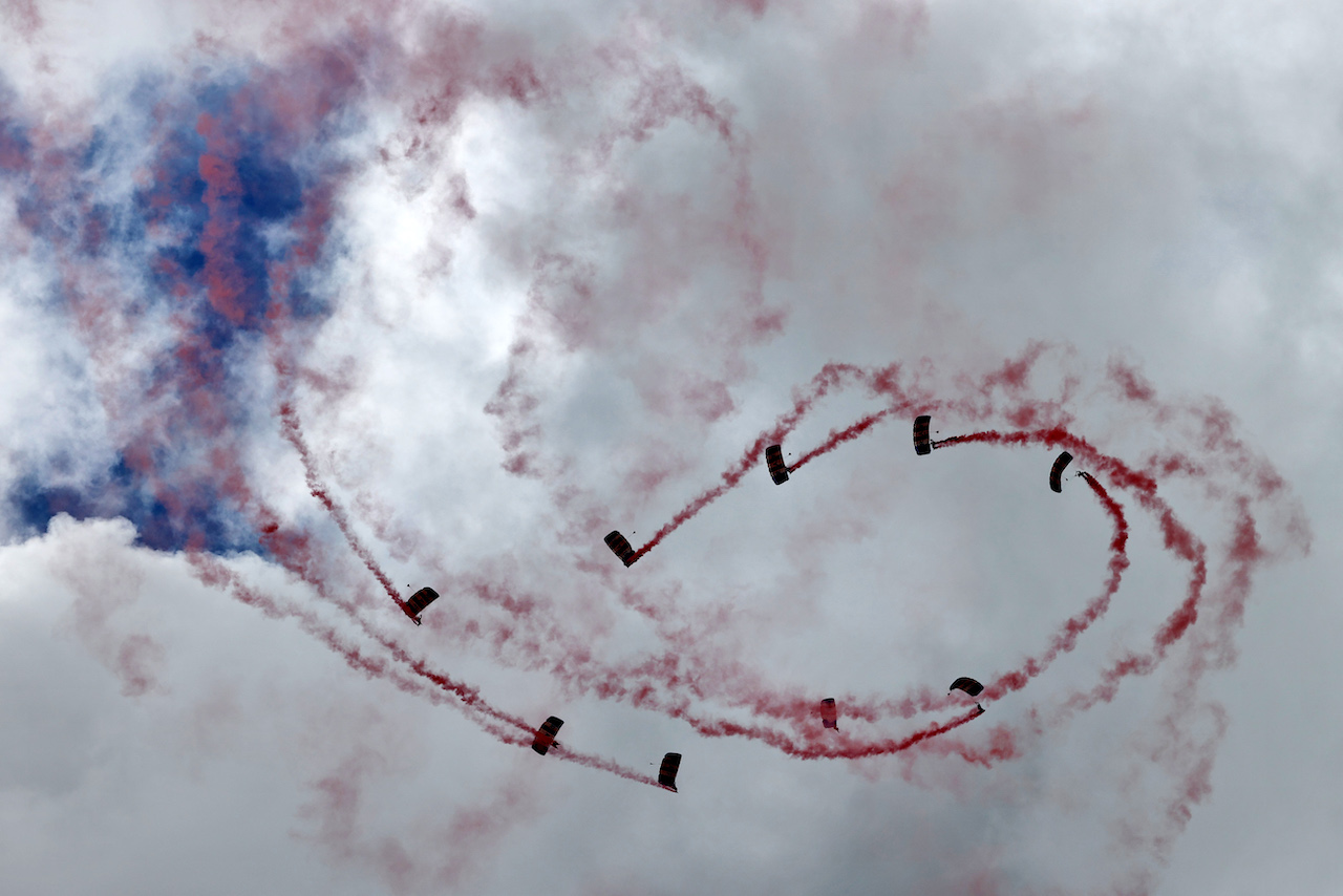 GP GRAN BRETAGNA, Circuit Atmosfera - parachutists.
01.07.2022. Formula 1 World Championship, Rd 10, British Grand Prix, Silverstone, England, Practice Day.
- www.xpbimages.com, EMail: requests@xpbimages.com © Copyright: Moy / XPB Images