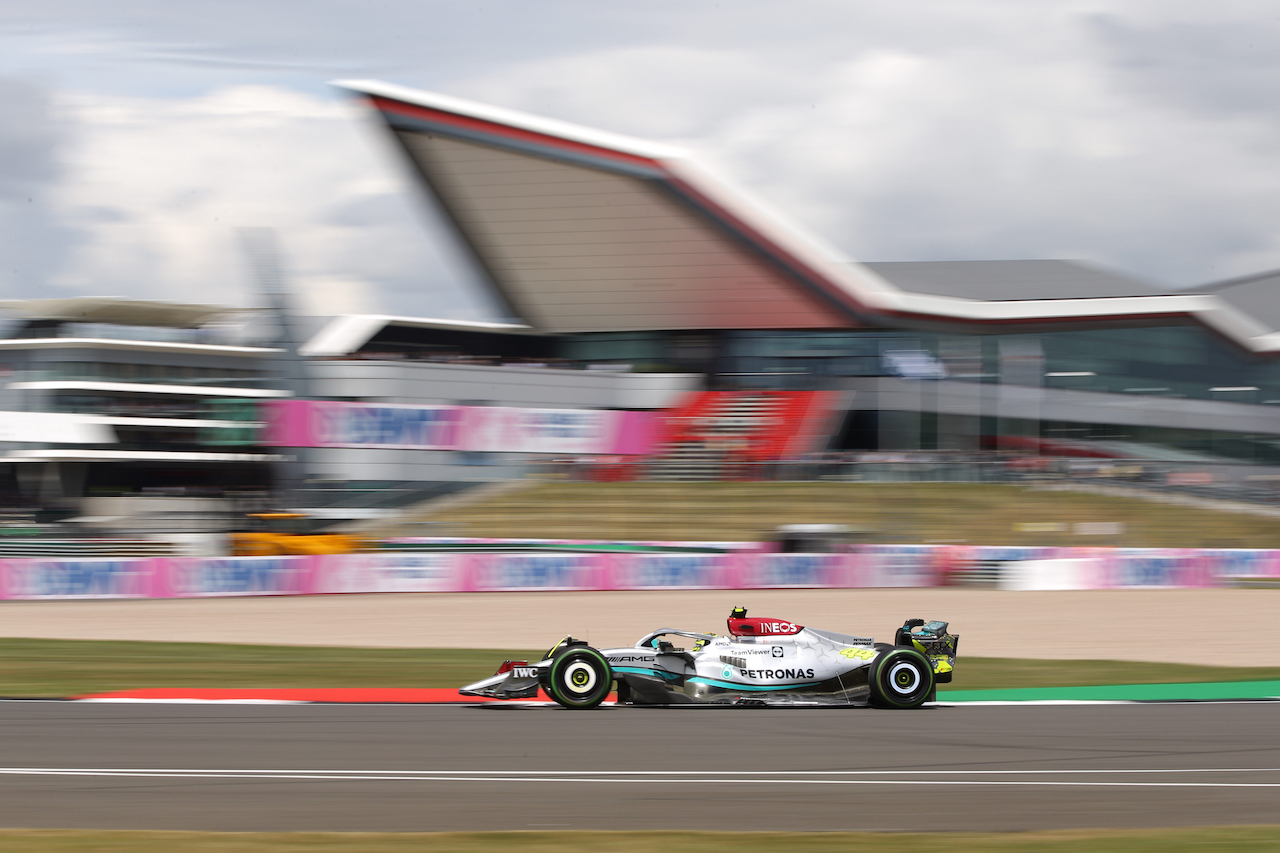 GP GRAN BRETAGNA, Lewis Hamilton (GBR) Mercedes AMG F1 W13.
01.07.2022. Formula 1 World Championship, Rd 10, British Grand Prix, Silverstone, England, Practice Day.
- www.xpbimages.com, EMail: requests@xpbimages.com © Copyright: Rew / XPB Images
