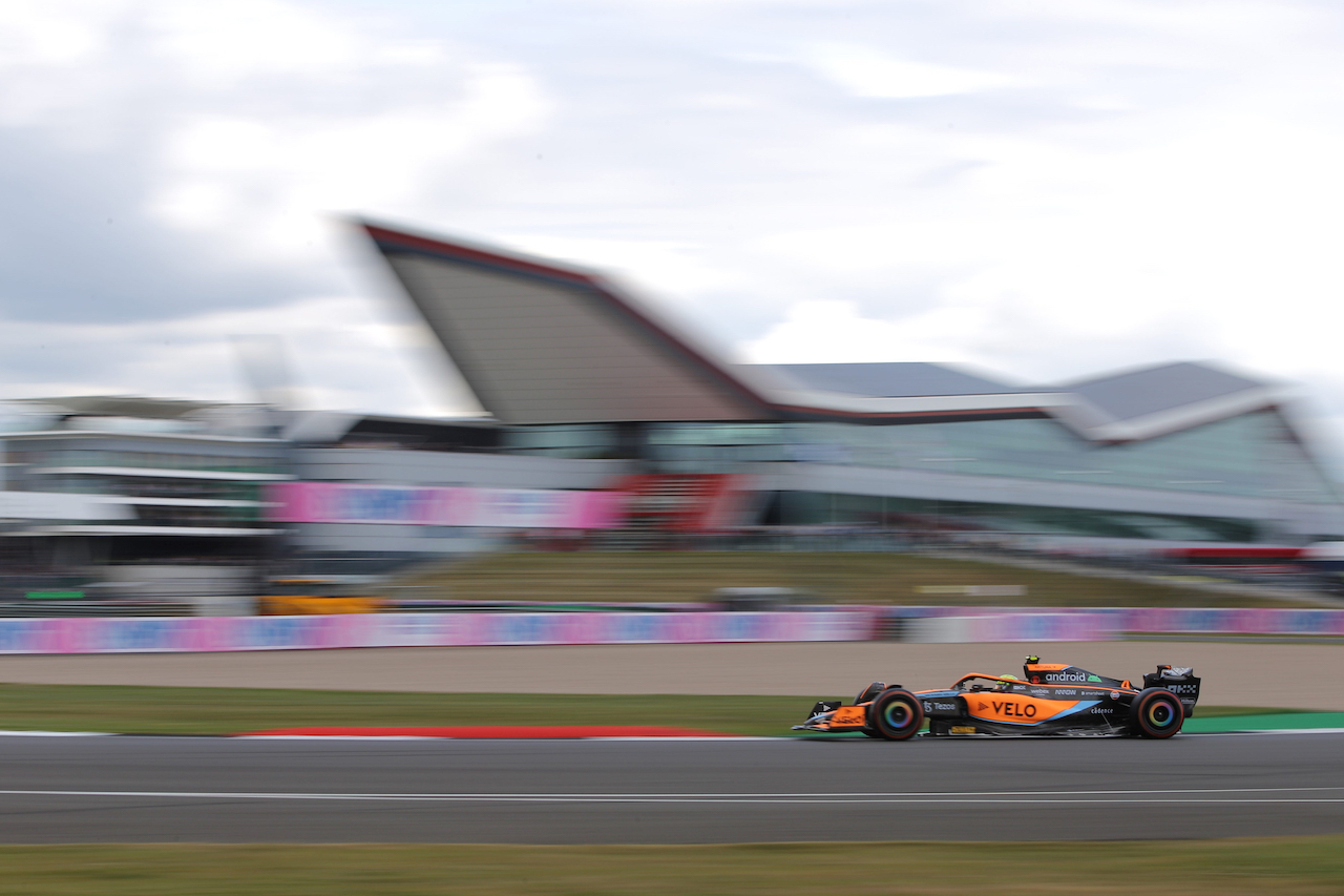 GP GRAN BRETAGNA, Lando Norris (GBR) McLaren MCL36.
01.07.2022. Formula 1 World Championship, Rd 10, British Grand Prix, Silverstone, England, Practice Day.
- www.xpbimages.com, EMail: requests@xpbimages.com © Copyright: Rew / XPB Images