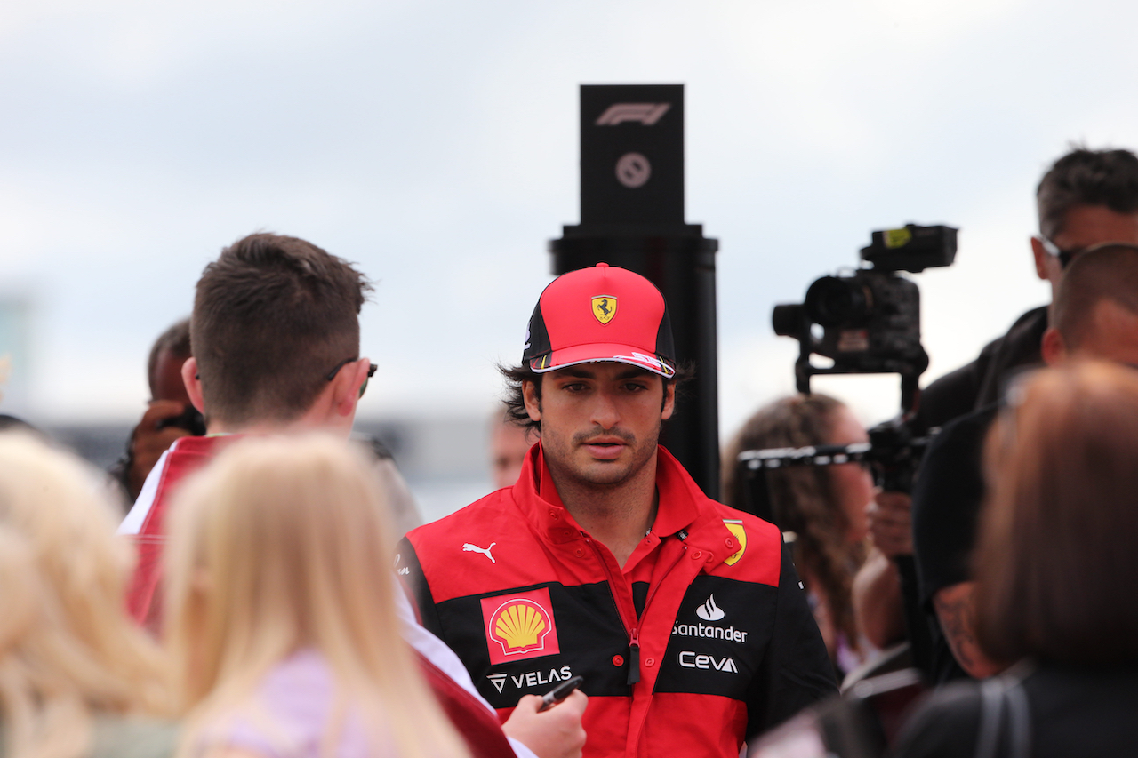 GP GRAN BRETAGNA, Carlos Sainz Jr (ESP) Ferrari.
01.07.2022. Formula 1 World Championship, Rd 10, British Grand Prix, Silverstone, England, Practice Day.
- www.xpbimages.com, EMail: requests@xpbimages.com © Copyright: Rew / XPB Images