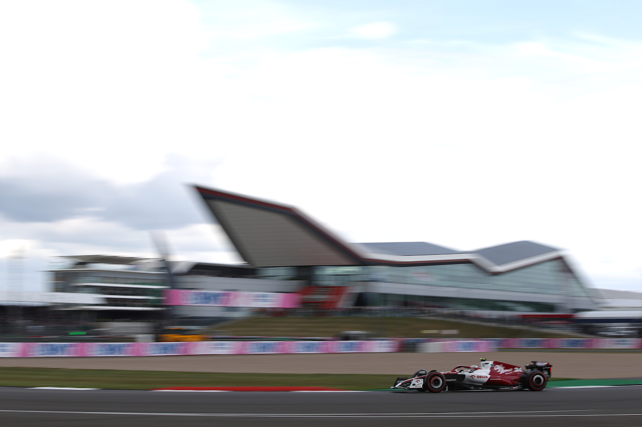 GP GRAN BRETAGNA, Guanyu Zhou (CHN) Alfa Romeo F1 Team C42.
01.07.2022. Formula 1 World Championship, Rd 10, British Grand Prix, Silverstone, England, Practice Day.
- www.xpbimages.com, EMail: requests@xpbimages.com © Copyright: Rew / XPB Images