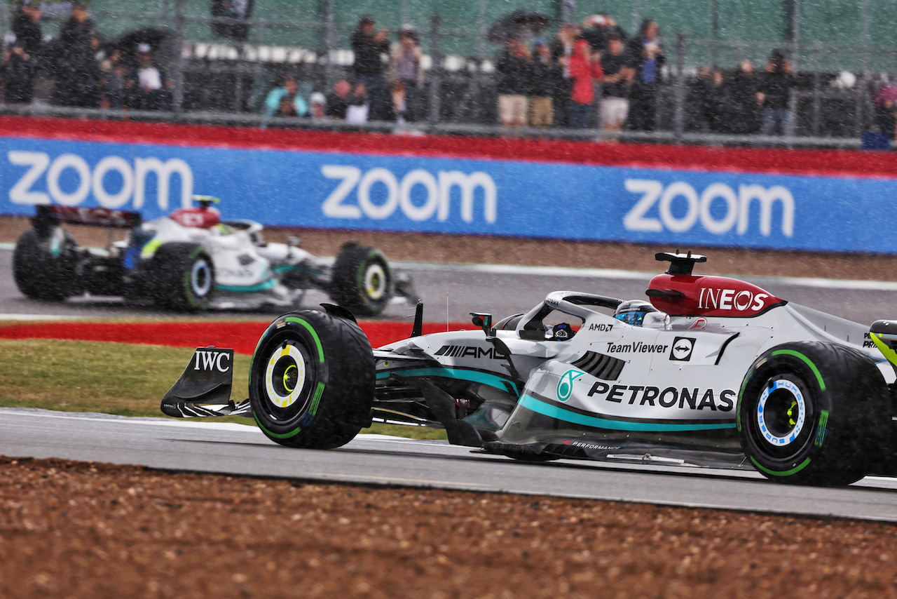 GP GRAN BRETAGNA, George Russell (GBR) Mercedes AMG F1 W13 follows Lewis Hamilton (GBR) Mercedes AMG F1 W13.
01.07.2022. Formula 1 World Championship, Rd 10, British Grand Prix, Silverstone, England, Practice Day.
- www.xpbimages.com, EMail: requests@xpbimages.com © Copyright: Bearne / XPB Images