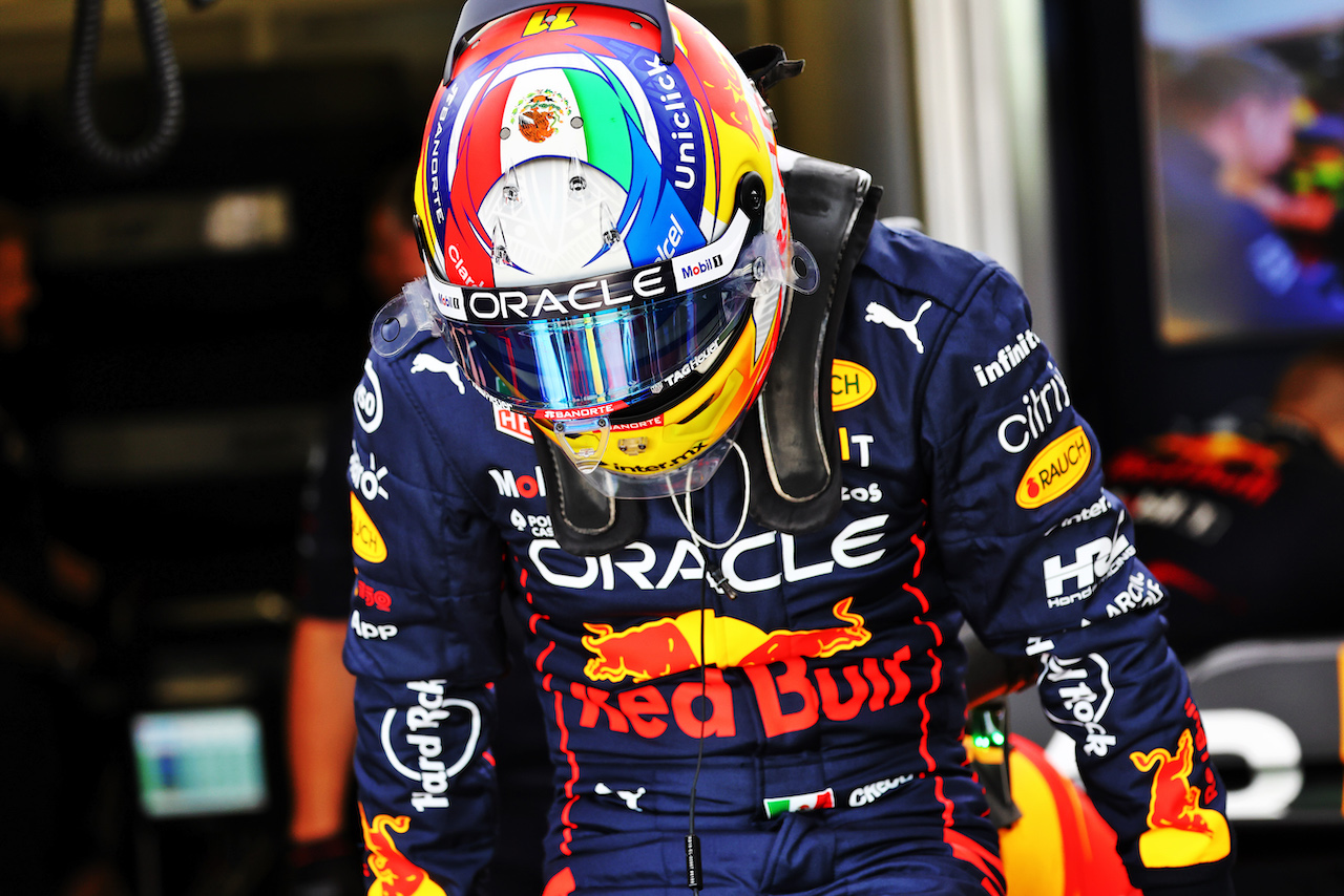GP GRAN BRETAGNA, Sergio Perez (MEX) Red Bull Racing.
01.07.2022. Formula 1 World Championship, Rd 10, British Grand Prix, Silverstone, England, Practice Day.
- www.xpbimages.com, EMail: requests@xpbimages.com © Copyright: Batchelor / XPB Images