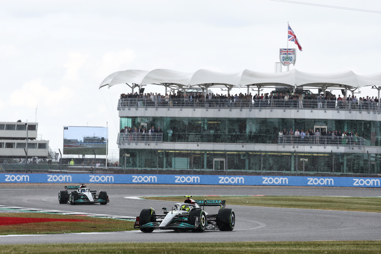 GP GRAN BRETAGNA, Lewis Hamilton (GBR) Mercedes AMG F1 W13 davanti a team mate George Russell (GBR) Mercedes AMG F1 W13.
01.07.2022. Formula 1 World Championship, Rd 10, British Grand Prix, Silverstone, England, Practice Day.
- www.xpbimages.com, EMail: requests@xpbimages.com © Copyright: Bearne / XPB Images