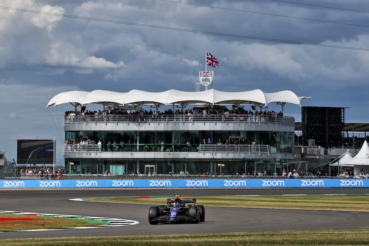 GP GRAN BRETAGNA, Nicholas Latifi (CDN) Williams Racing FW44.
01.07.2022. Formula 1 World Championship, Rd 10, British Grand Prix, Silverstone, England, Practice Day.
- www.xpbimages.com, EMail: requests@xpbimages.com © Copyright: Bearne / XPB Images