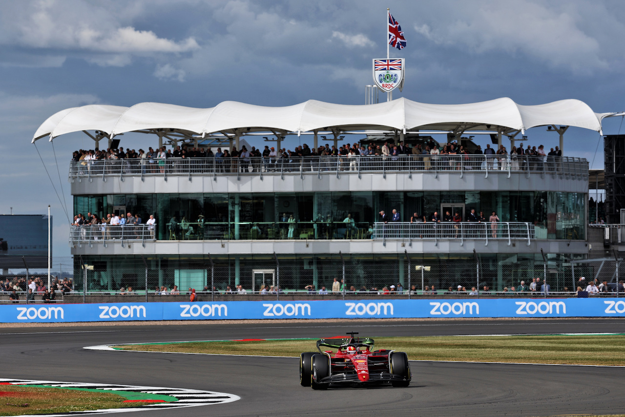 GP GRAN BRETAGNA, Charles Leclerc (MON) Ferrari F1-75.
01.07.2022. Formula 1 World Championship, Rd 10, British Grand Prix, Silverstone, England, Practice Day.
- www.xpbimages.com, EMail: requests@xpbimages.com © Copyright: Bearne / XPB Images