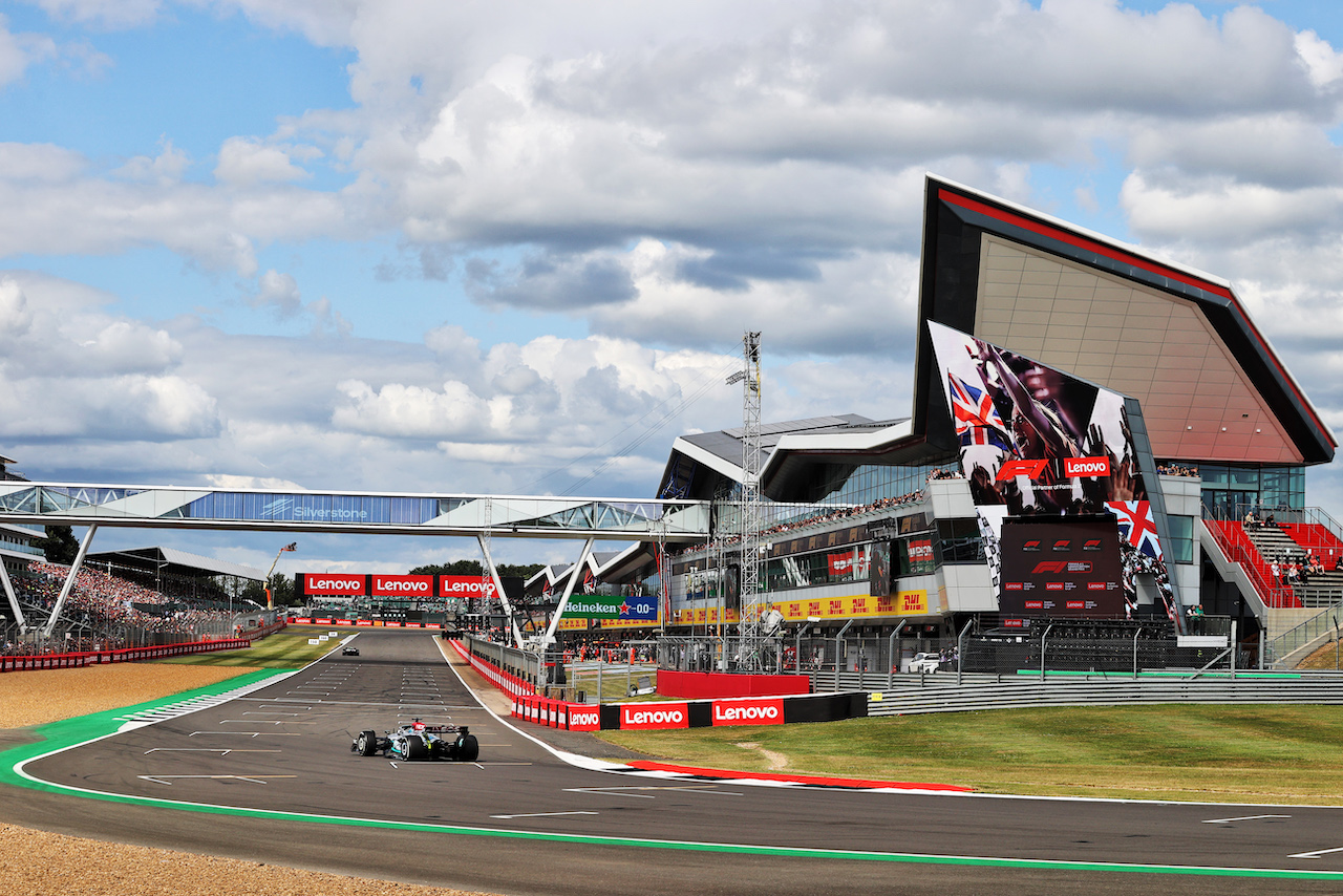 GP GRAN BRETAGNA, George Russell (GBR) Mercedes AMG F1 W13.
01.07.2022. Formula 1 World Championship, Rd 10, British Grand Prix, Silverstone, England, Practice Day.
- www.xpbimages.com, EMail: requests@xpbimages.com © Copyright: Moy / XPB Images