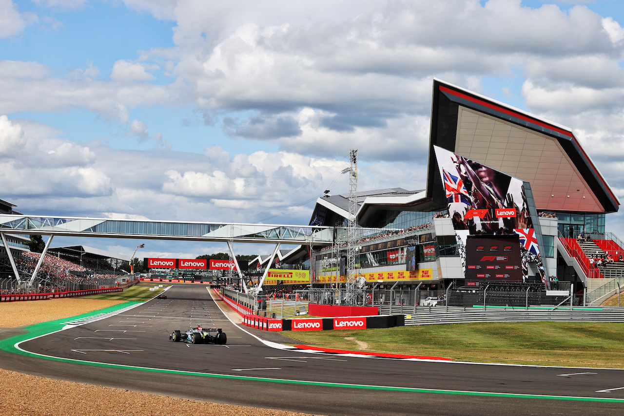 GP GRAN BRETAGNA, Lewis Hamilton (GBR) Mercedes AMG F1 W13.
01.07.2022. Formula 1 World Championship, Rd 10, British Grand Prix, Silverstone, England, Practice Day.
- www.xpbimages.com, EMail: requests@xpbimages.com © Copyright: Moy / XPB Images