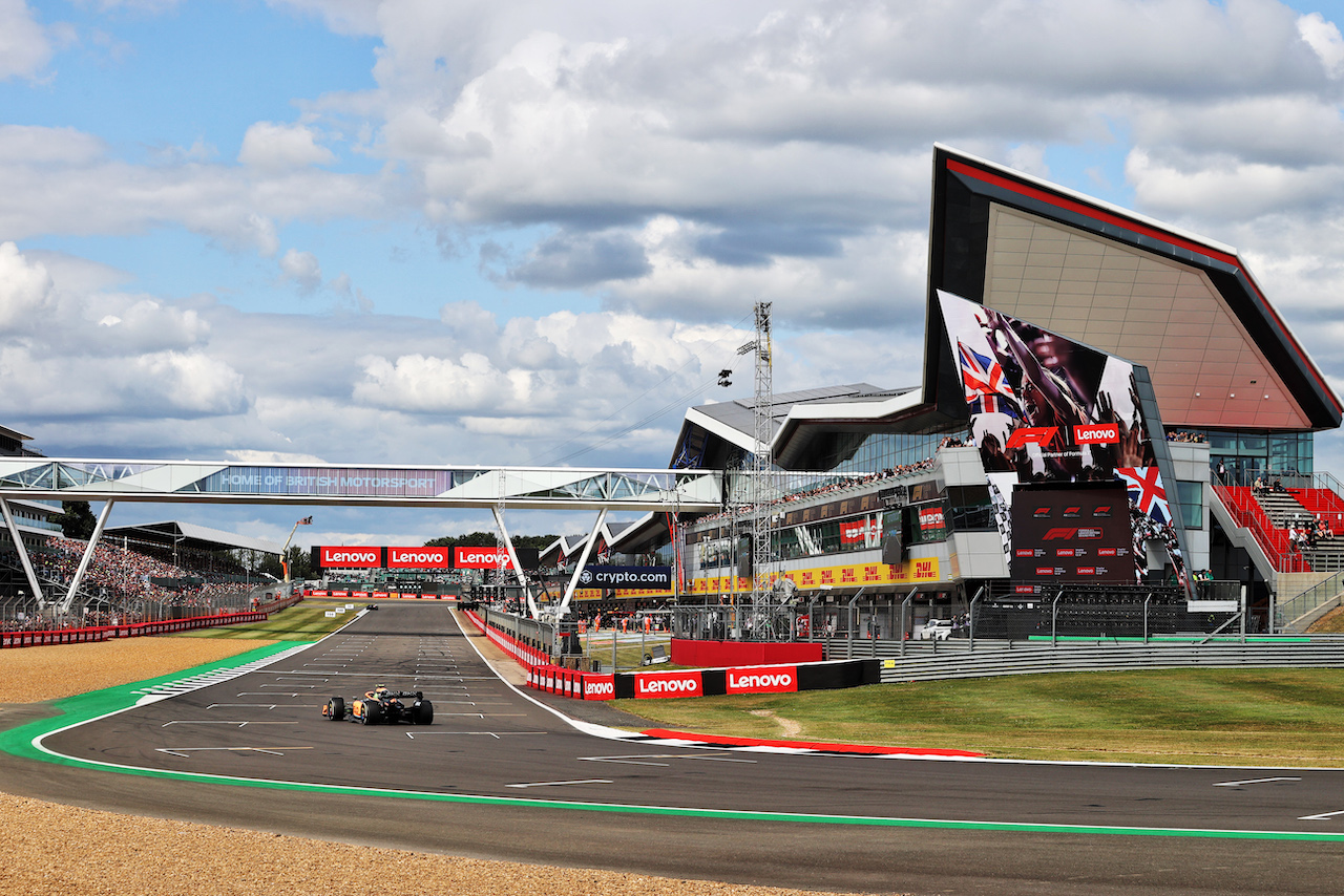 GP GRAN BRETAGNA, Lando Norris (GBR) McLaren MCL36.
01.07.2022. Formula 1 World Championship, Rd 10, British Grand Prix, Silverstone, England, Practice Day.
- www.xpbimages.com, EMail: requests@xpbimages.com © Copyright: Moy / XPB Images