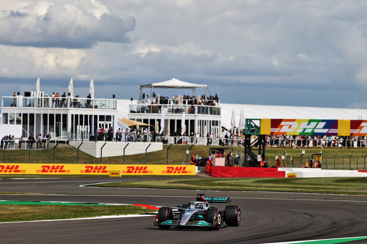 GP GRAN BRETAGNA, George Russell (GBR) Mercedes AMG F1 W13.
01.07.2022. Formula 1 World Championship, Rd 10, British Grand Prix, Silverstone, England, Practice Day.
- www.xpbimages.com, EMail: requests@xpbimages.com © Copyright: Moy / XPB Images