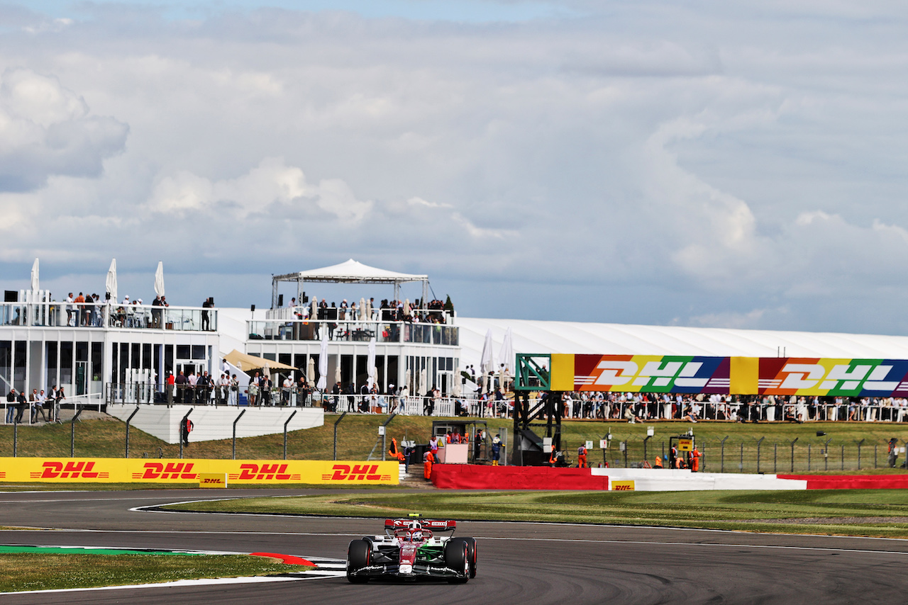 GP GRAN BRETAGNA, Guanyu Zhou (CHN) Alfa Romeo F1 Team C42.
01.07.2022. Formula 1 World Championship, Rd 10, British Grand Prix, Silverstone, England, Practice Day.
- www.xpbimages.com, EMail: requests@xpbimages.com © Copyright: Moy / XPB Images