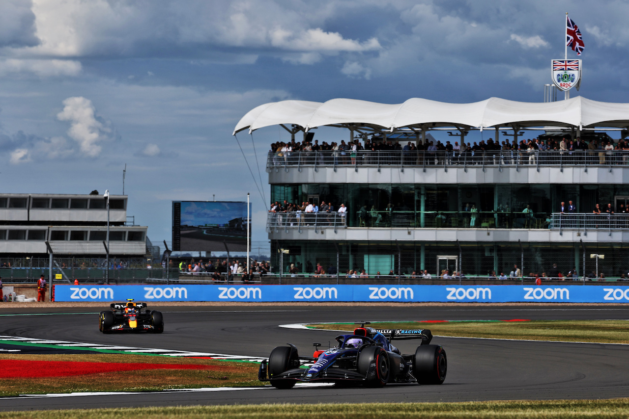 GP GRAN BRETAGNA, Alexander Albon (THA) Williams Racing FW44.
01.07.2022. Formula 1 World Championship, Rd 10, British Grand Prix, Silverstone, England, Practice Day.
- www.xpbimages.com, EMail: requests@xpbimages.com © Copyright: Bearne / XPB Images