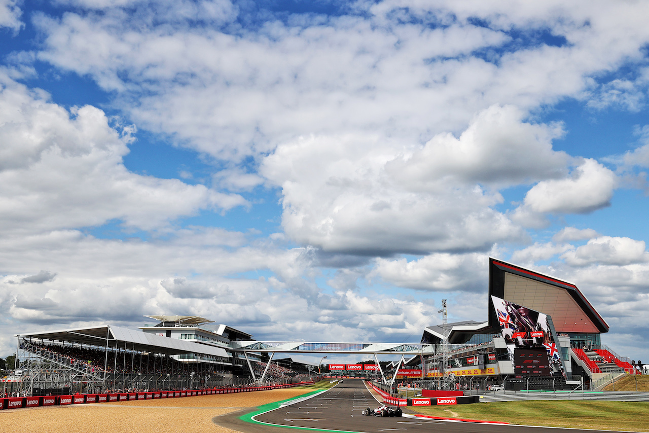 GP GRAN BRETAGNA, Guanyu Zhou (CHN) Alfa Romeo F1 Team C42.
01.07.2022. Formula 1 World Championship, Rd 10, British Grand Prix, Silverstone, England, Practice Day.
- www.xpbimages.com, EMail: requests@xpbimages.com © Copyright: Moy / XPB Images