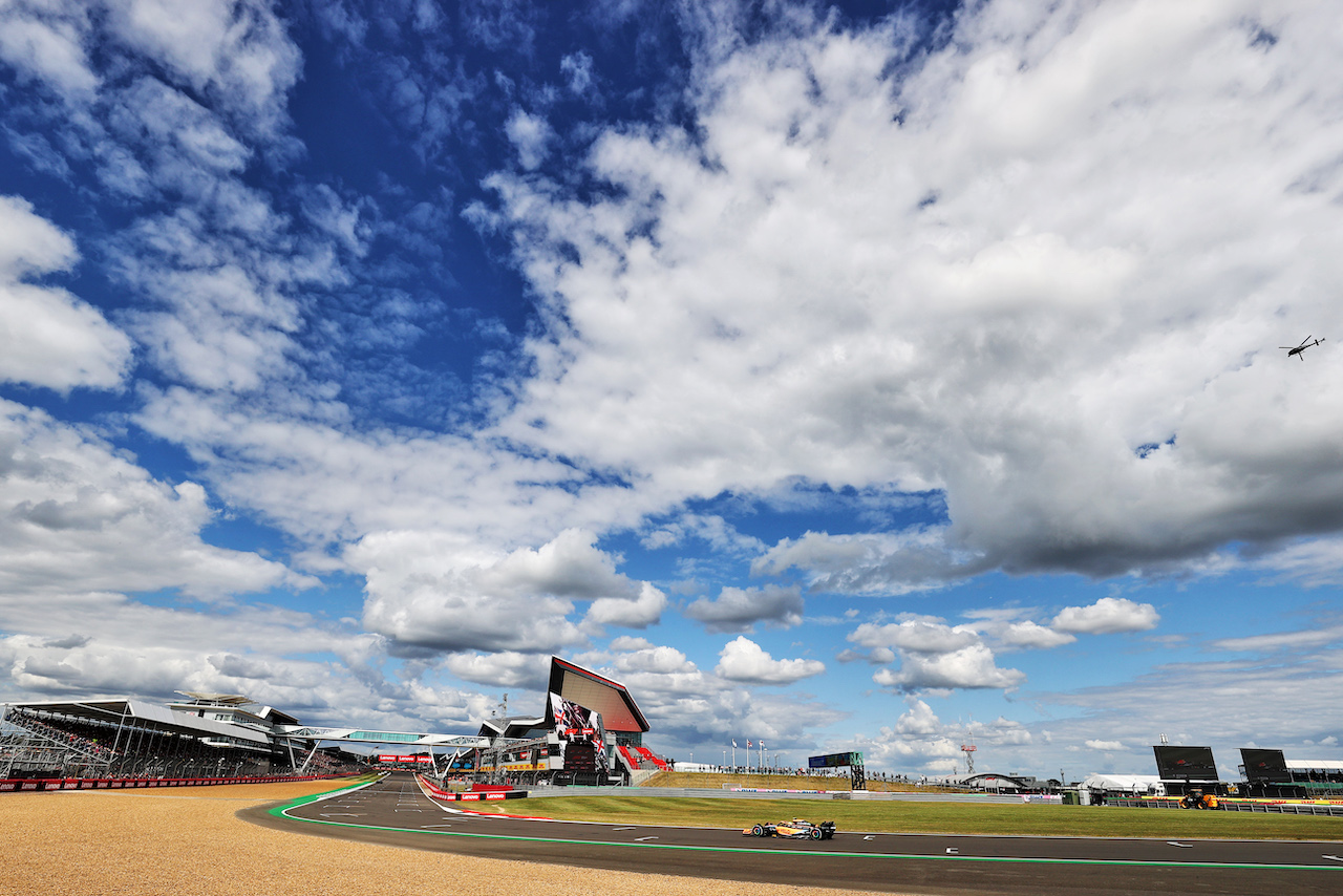 GP GRAN BRETAGNA, Lando Norris (GBR) McLaren MCL36.
01.07.2022. Formula 1 World Championship, Rd 10, British Grand Prix, Silverstone, England, Practice Day.
- www.xpbimages.com, EMail: requests@xpbimages.com © Copyright: Moy / XPB Images