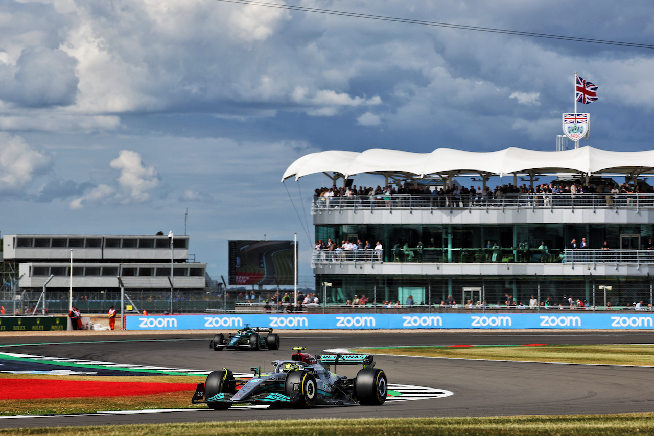 GP GRAN BRETAGNA, Lewis Hamilton (GBR) Mercedes AMG F1 W13.
01.07.2022. Formula 1 World Championship, Rd 10, British Grand Prix, Silverstone, England, Practice Day.
- www.xpbimages.com, EMail: requests@xpbimages.com © Copyright: Bearne / XPB Images