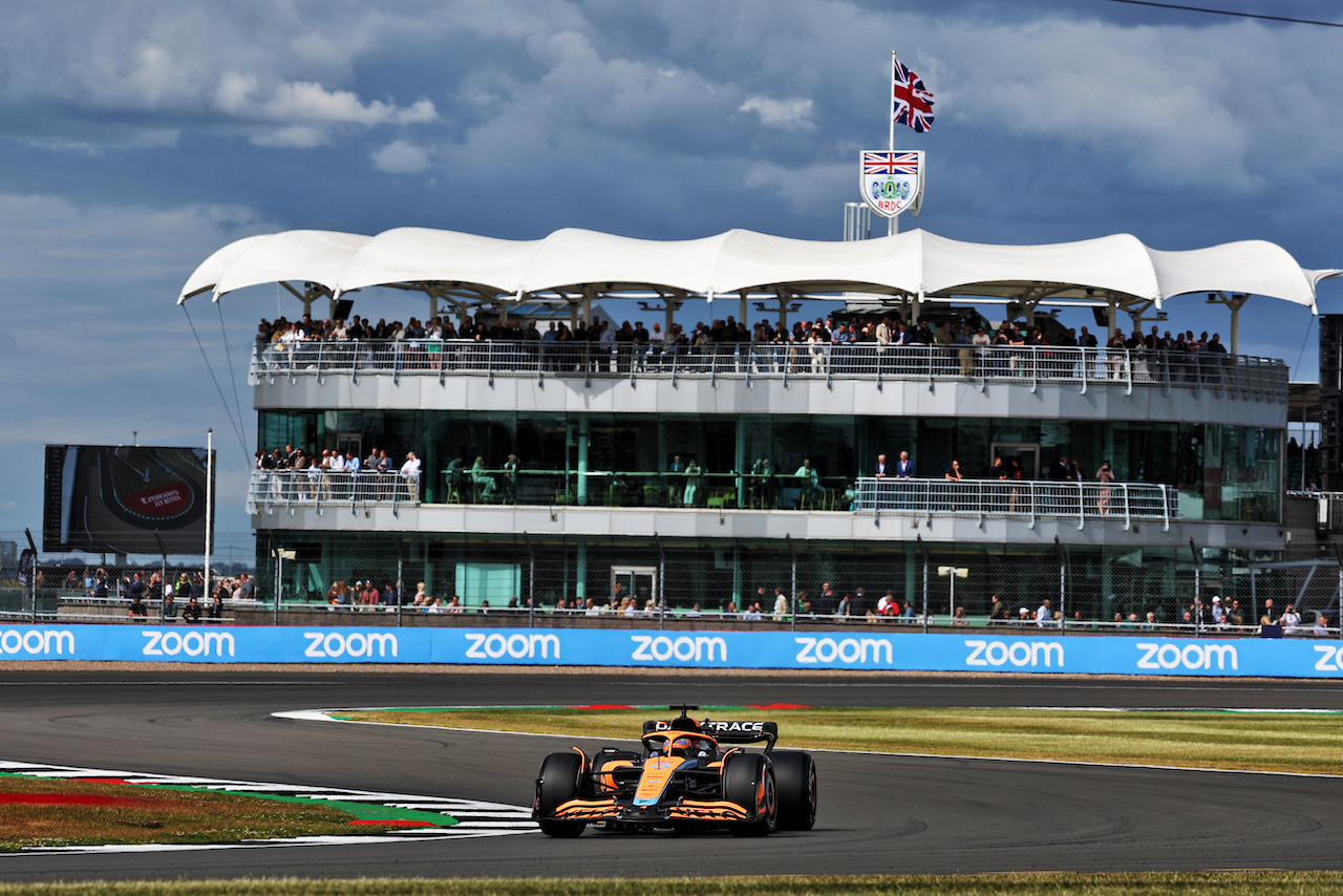 GP GRAN BRETAGNA, Daniel Ricciardo (AUS) McLaren MCL36.
01.07.2022. Formula 1 World Championship, Rd 10, British Grand Prix, Silverstone, England, Practice Day.
- www.xpbimages.com, EMail: requests@xpbimages.com © Copyright: Bearne / XPB Images