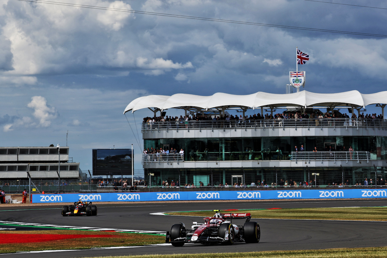 GP GRAN BRETAGNA, Guanyu Zhou (CHN) Alfa Romeo F1 Team C42.
01.07.2022. Formula 1 World Championship, Rd 10, British Grand Prix, Silverstone, England, Practice Day.
- www.xpbimages.com, EMail: requests@xpbimages.com © Copyright: Bearne / XPB Images