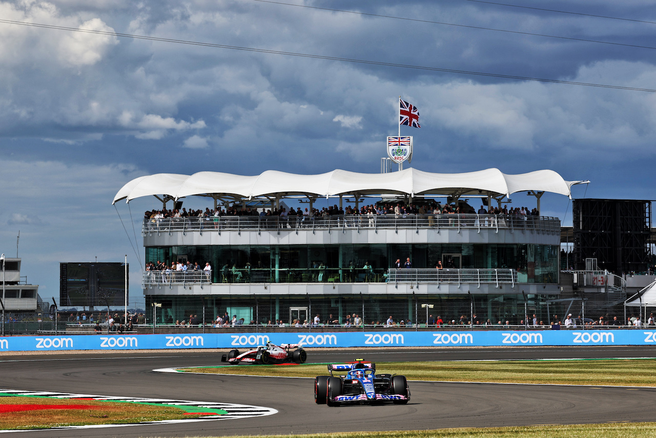 GP GRAN BRETAGNA, Esteban Ocon (FRA) Alpine F1 Team A522.
01.07.2022. Formula 1 World Championship, Rd 10, British Grand Prix, Silverstone, England, Practice Day.
- www.xpbimages.com, EMail: requests@xpbimages.com © Copyright: Bearne / XPB Images