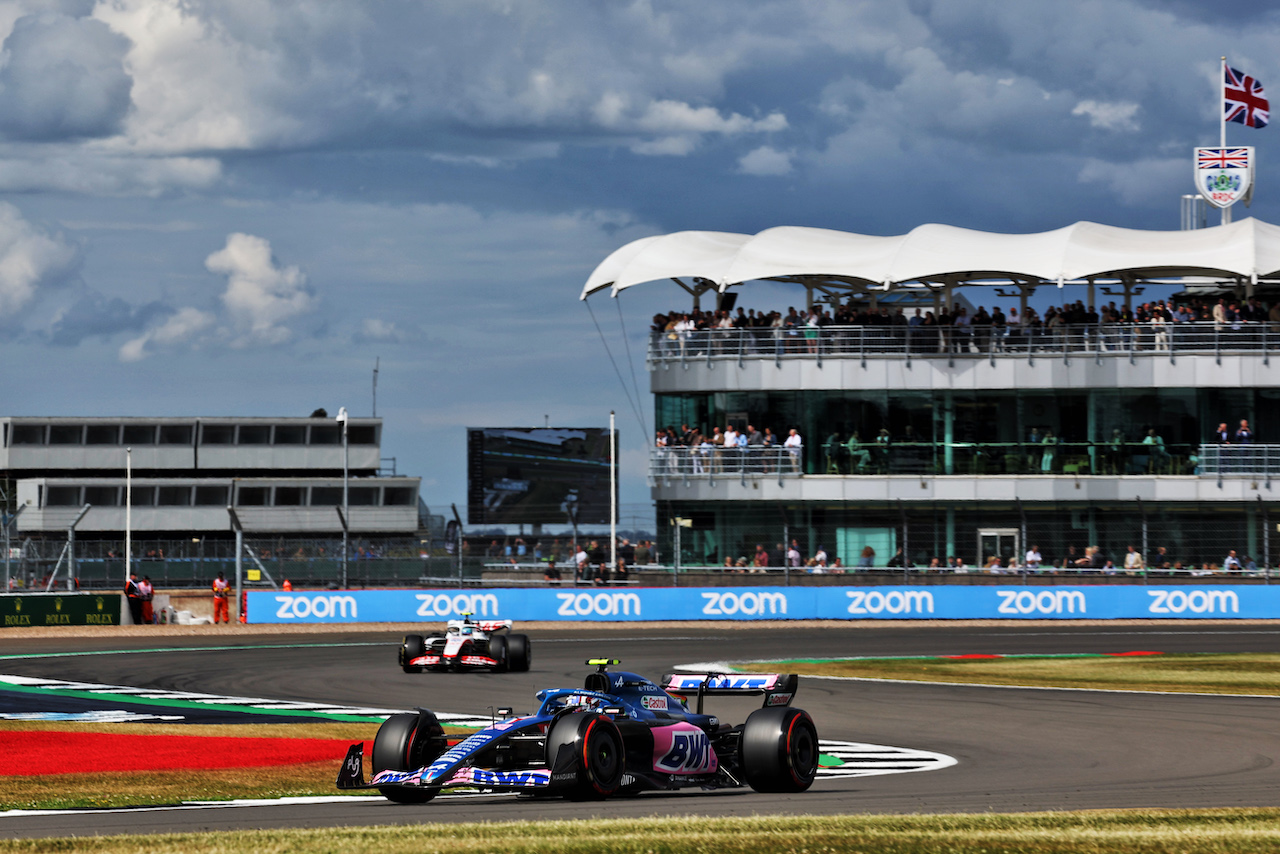 GP GRAN BRETAGNA, Esteban Ocon (FRA) Alpine F1 Team A522.
01.07.2022. Formula 1 World Championship, Rd 10, British Grand Prix, Silverstone, England, Practice Day.
- www.xpbimages.com, EMail: requests@xpbimages.com © Copyright: Bearne / XPB Images