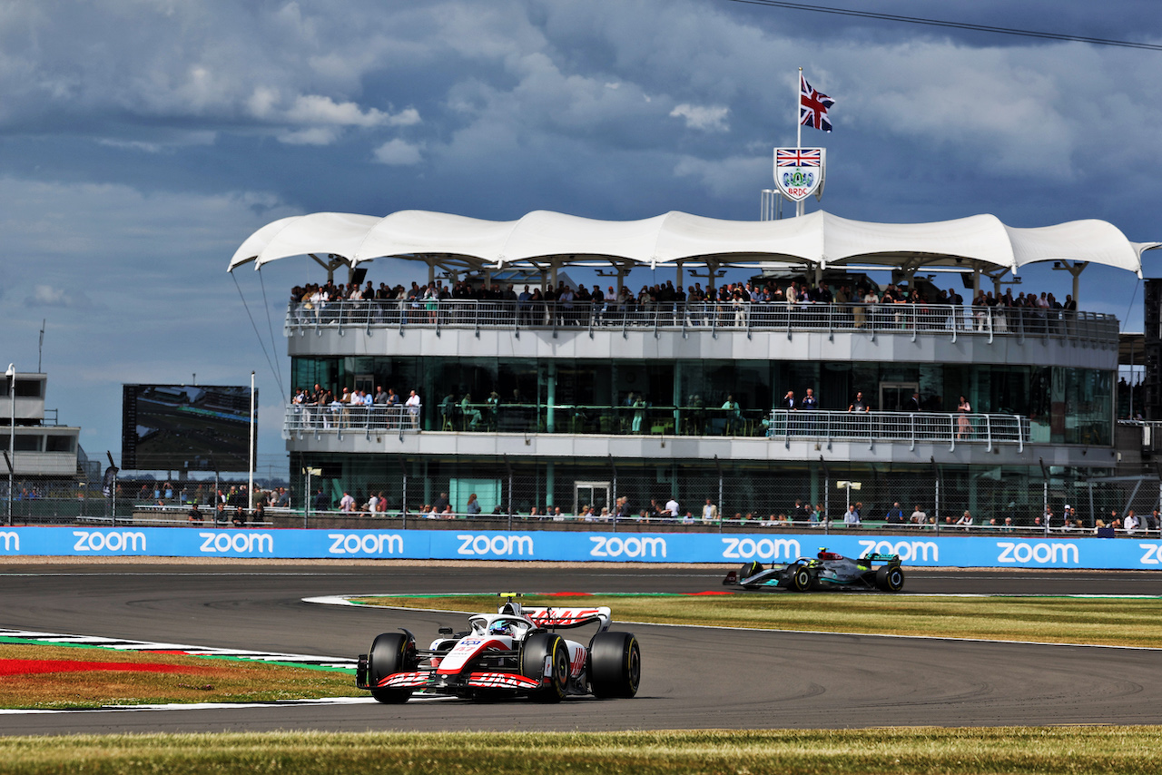 GP GRAN BRETAGNA, Mick Schumacher (GER) Haas VF-22.
01.07.2022. Formula 1 World Championship, Rd 10, British Grand Prix, Silverstone, England, Practice Day.
- www.xpbimages.com, EMail: requests@xpbimages.com © Copyright: Bearne / XPB Images