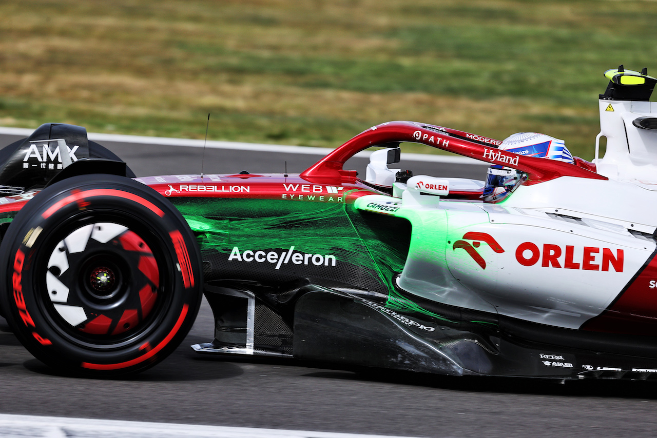 GP GRAN BRETAGNA, Guanyu Zhou (CHN) Alfa Romeo F1 Team C42 - flow-vis paint.
01.07.2022. Formula 1 World Championship, Rd 10, British Grand Prix, Silverstone, England, Practice Day.
- www.xpbimages.com, EMail: requests@xpbimages.com © Copyright: Moy / XPB Images