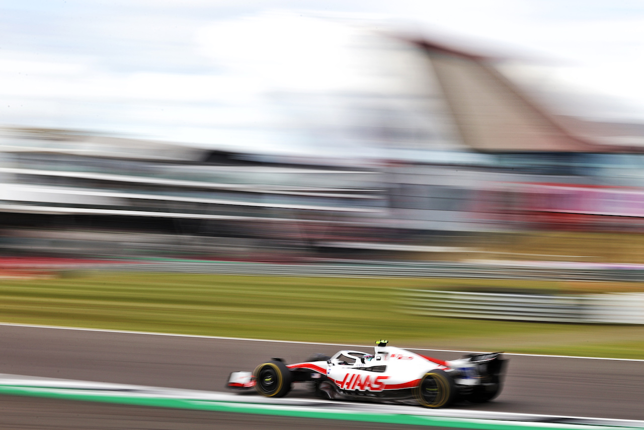 GP GRAN BRETAGNA, Mick Schumacher (GER) Haas VF-22.
01.07.2022. Formula 1 World Championship, Rd 10, British Grand Prix, Silverstone, England, Practice Day.
- www.xpbimages.com, EMail: requests@xpbimages.com © Copyright: Moy / XPB Images