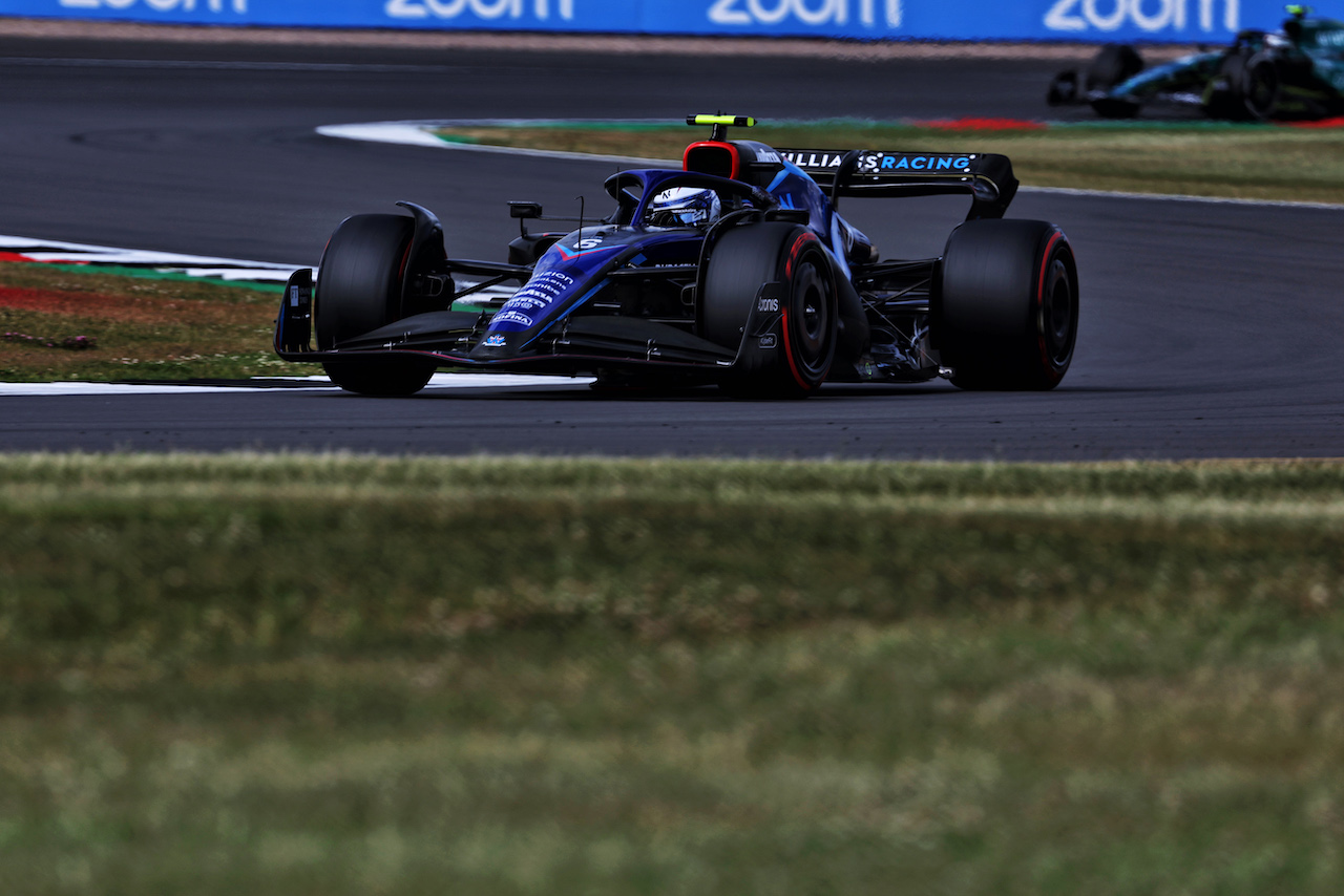 GP GRAN BRETAGNA, Nicholas Latifi (CDN) Williams Racing FW44.
01.07.2022. Formula 1 World Championship, Rd 10, British Grand Prix, Silverstone, England, Practice Day.
- www.xpbimages.com, EMail: requests@xpbimages.com © Copyright: Bearne / XPB Images