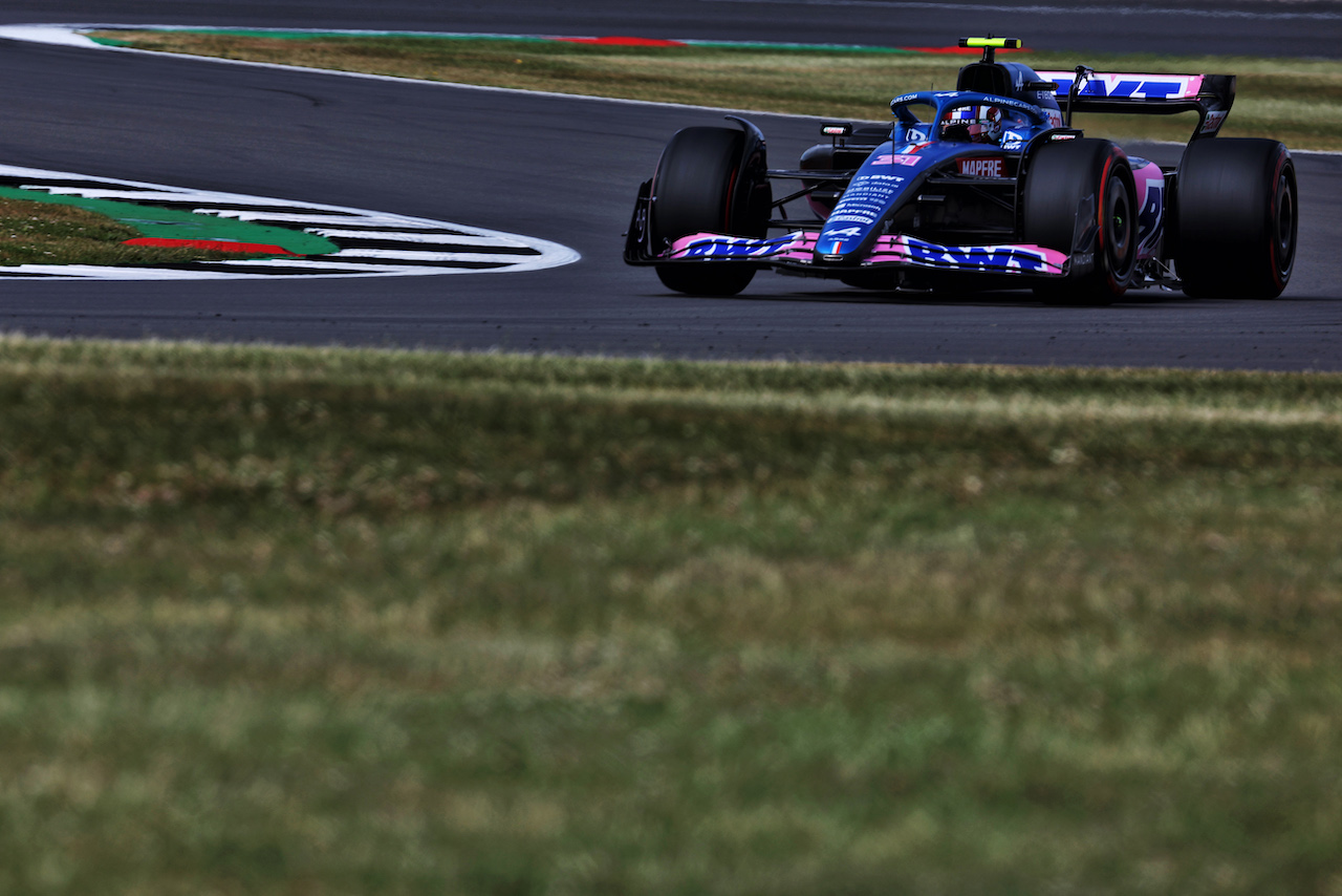 GP GRAN BRETAGNA, Esteban Ocon (FRA) Alpine F1 Team A522.
01.07.2022. Formula 1 World Championship, Rd 10, British Grand Prix, Silverstone, England, Practice Day.
- www.xpbimages.com, EMail: requests@xpbimages.com © Copyright: Bearne / XPB Images