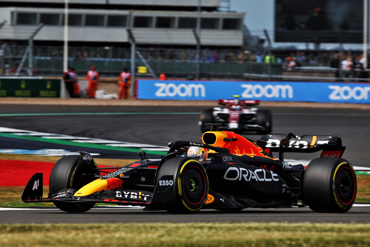 GP GRAN BRETAGNA, Max Verstappen (NLD) Red Bull Racing RB18.
01.07.2022. Formula 1 World Championship, Rd 10, British Grand Prix, Silverstone, England, Practice Day.
- www.xpbimages.com, EMail: requests@xpbimages.com © Copyright: Bearne / XPB Images