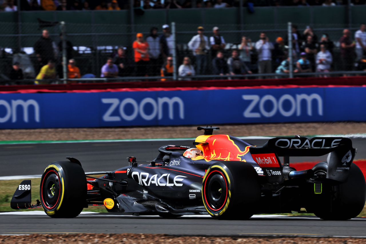GP GRAN BRETAGNA, Max Verstappen (NLD) Red Bull Racing RB18.

01.07.2022. Formula 1 World Championship, Rd 10, British Grand Prix, Silverstone, England, Practice Day.
- www.xpbimages.com, EMail: requests@xpbimages.com © Copyright: Bearne / XPB Images