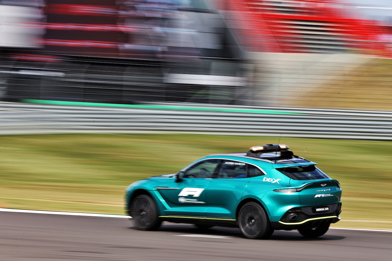 GP GRAN BRETAGNA, Aston Martin FIA Medical Car.
01.07.2022. Formula 1 World Championship, Rd 10, British Grand Prix, Silverstone, England, Practice Day.
- www.xpbimages.com, EMail: requests@xpbimages.com © Copyright: Moy / XPB Images