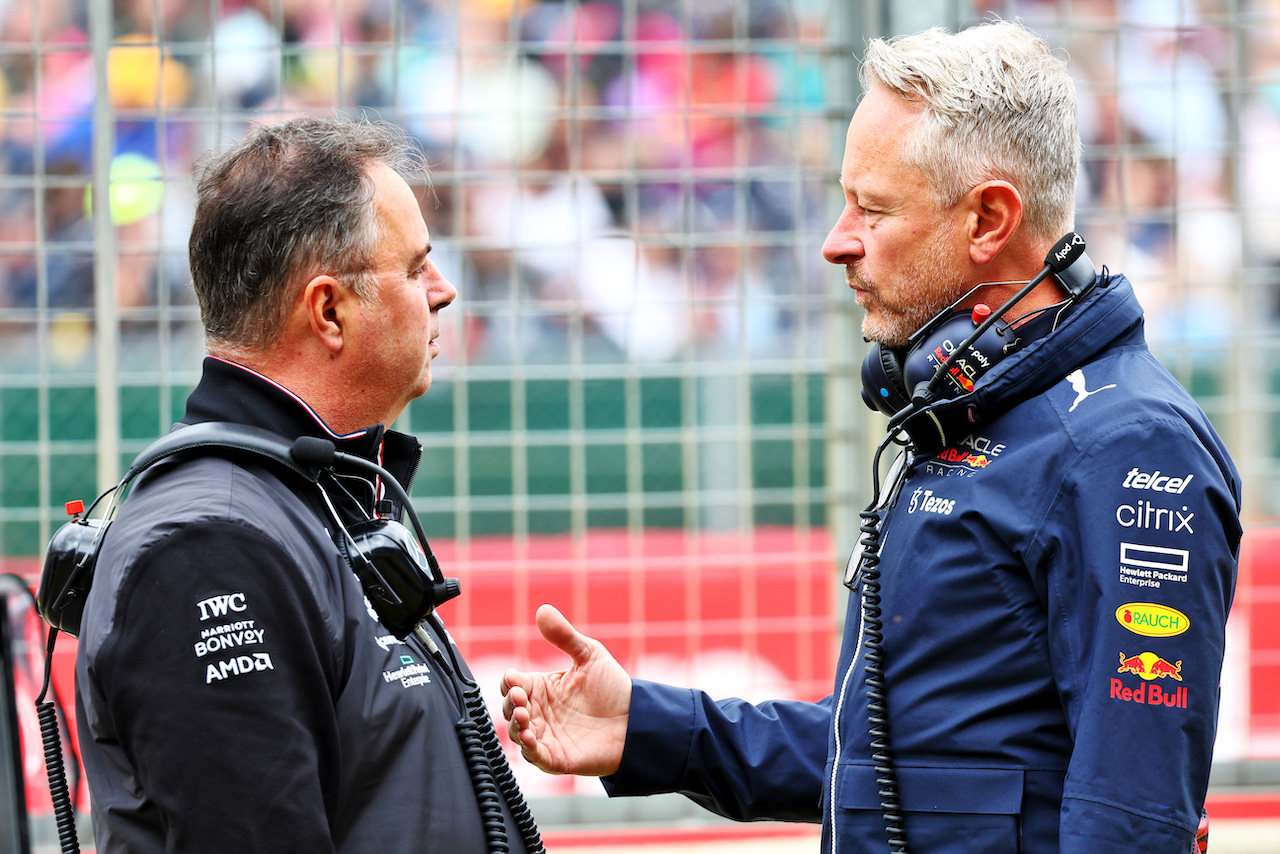 GP GRAN BRETAGNA, (L to R): Ron Meadows (GBR) Mercedes GP Team Manager with Jonathan Wheatley (GBR) Red Bull Racing Team Manager.
01.07.2022. Formula 1 World Championship, Rd 10, British Grand Prix, Silverstone, England, Practice Day.
- www.xpbimages.com, EMail: requests@xpbimages.com © Copyright: Batchelor / XPB Images