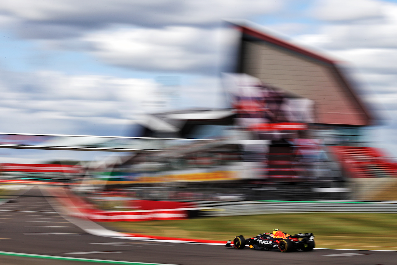 GP GRAN BRETAGNA, Sergio Perez (MEX) Red Bull Racing RB18.
01.07.2022. Formula 1 World Championship, Rd 10, British Grand Prix, Silverstone, England, Practice Day.
- www.xpbimages.com, EMail: requests@xpbimages.com © Copyright: Moy / XPB Images