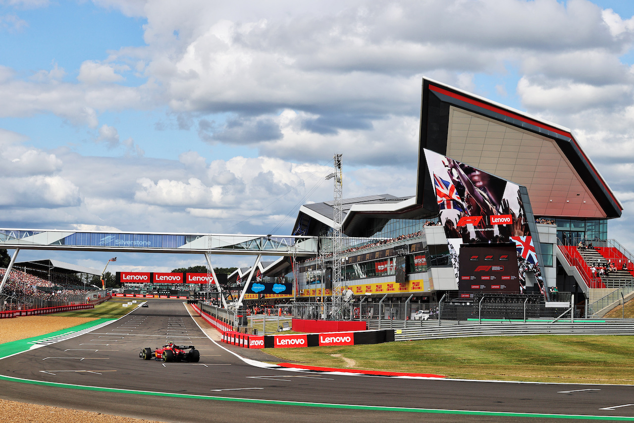 GP GRAN BRETAGNA, Carlos Sainz Jr (ESP) Ferrari F1-75.
01.07.2022. Formula 1 World Championship, Rd 10, British Grand Prix, Silverstone, England, Practice Day.
- www.xpbimages.com, EMail: requests@xpbimages.com © Copyright: Moy / XPB Images