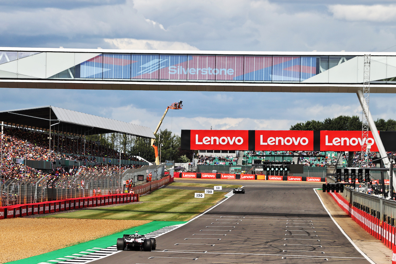 GP GRAN BRETAGNA, Mick Schumacher (GER) Haas VF-22.
01.07.2022. Formula 1 World Championship, Rd 10, British Grand Prix, Silverstone, England, Practice Day.
- www.xpbimages.com, EMail: requests@xpbimages.com © Copyright: Moy / XPB Images