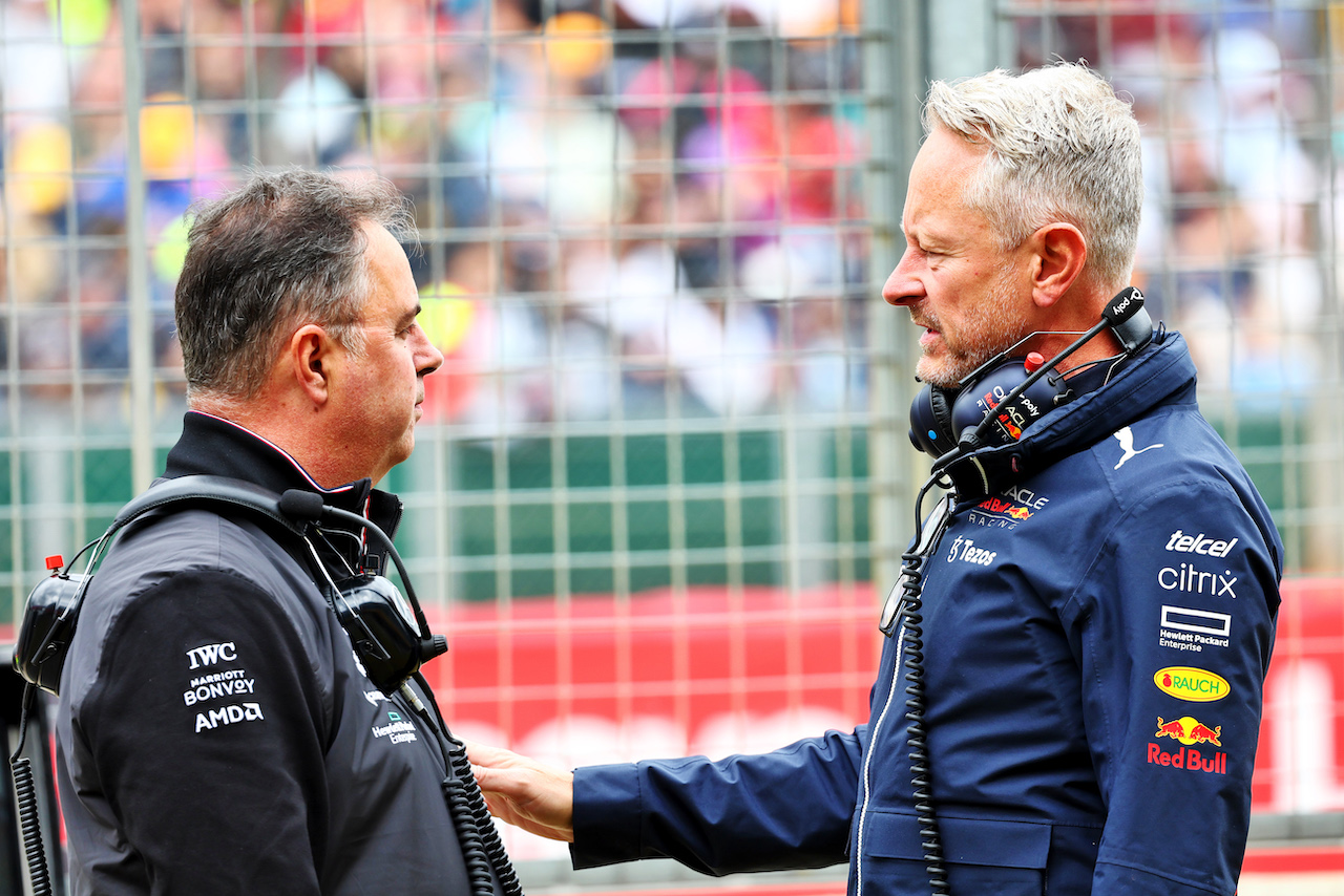 GP GRAN BRETAGNA, (L to R): Ron Meadows (GBR) Mercedes GP Team Manager with Jonathan Wheatley (GBR) Red Bull Racing Team Manager.
01.07.2022. Formula 1 World Championship, Rd 10, British Grand Prix, Silverstone, England, Practice Day.
- www.xpbimages.com, EMail: requests@xpbimages.com © Copyright: Batchelor / XPB Images