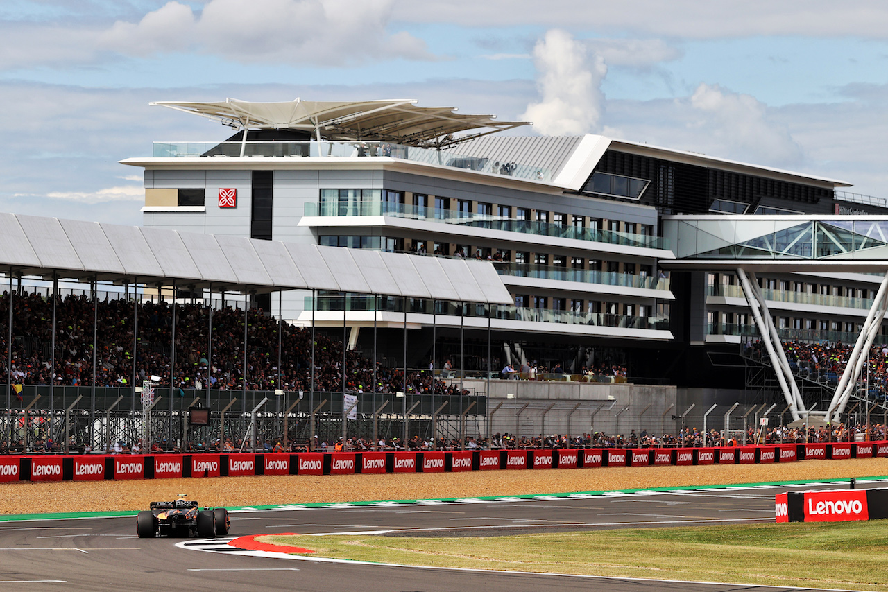 GP GRAN BRETAGNA, Lando Norris (GBR) McLaren MCL36.
01.07.2022. Formula 1 World Championship, Rd 10, British Grand Prix, Silverstone, England, Practice Day.
- www.xpbimages.com, EMail: requests@xpbimages.com © Copyright: Moy / XPB Images