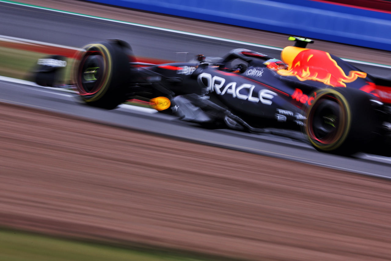 GP GRAN BRETAGNA, Sergio Perez (MEX) Red Bull Racing RB18.
01.07.2022. Formula 1 World Championship, Rd 10, British Grand Prix, Silverstone, England, Practice Day.
- www.xpbimages.com, EMail: requests@xpbimages.com © Copyright: Bearne / XPB Images