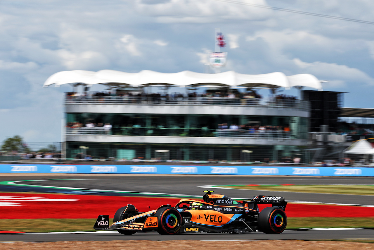 GP GRAN BRETAGNA, Lando Norris (GBR) McLaren MCL36.
01.07.2022. Formula 1 World Championship, Rd 10, British Grand Prix, Silverstone, England, Practice Day.
- www.xpbimages.com, EMail: requests@xpbimages.com © Copyright: Bearne / XPB Images