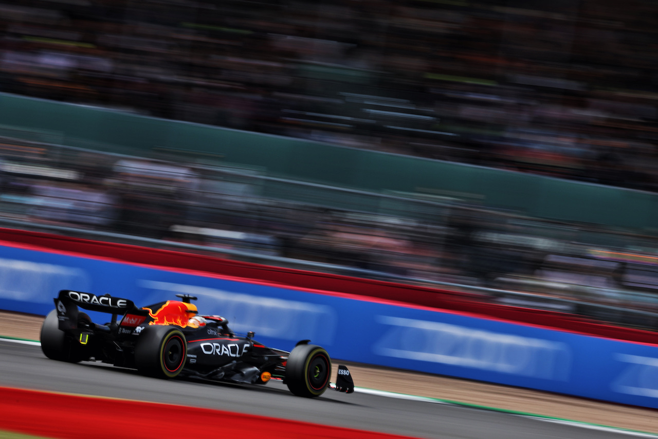 GP GRAN BRETAGNA, Max Verstappen (NLD) Red Bull Racing RB18.
01.07.2022. Formula 1 World Championship, Rd 10, British Grand Prix, Silverstone, England, Practice Day.
- www.xpbimages.com, EMail: requests@xpbimages.com © Copyright: Bearne / XPB Images