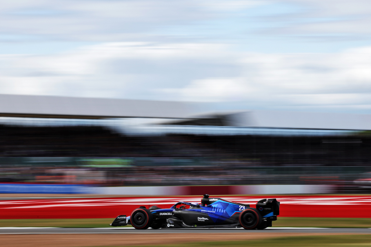 GP GRAN BRETAGNA, Alexander Albon (THA) Williams Racing FW44.
01.07.2022. Formula 1 World Championship, Rd 10, British Grand Prix, Silverstone, England, Practice Day.
- www.xpbimages.com, EMail: requests@xpbimages.com © Copyright: Bearne / XPB Images