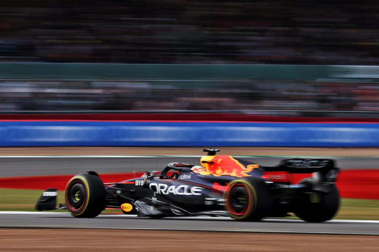 GP GRAN BRETAGNA, Max Verstappen (NLD) Red Bull Racing RB18.
01.07.2022. Formula 1 World Championship, Rd 10, British Grand Prix, Silverstone, England, Practice Day.
- www.xpbimages.com, EMail: requests@xpbimages.com © Copyright: Bearne / XPB Images