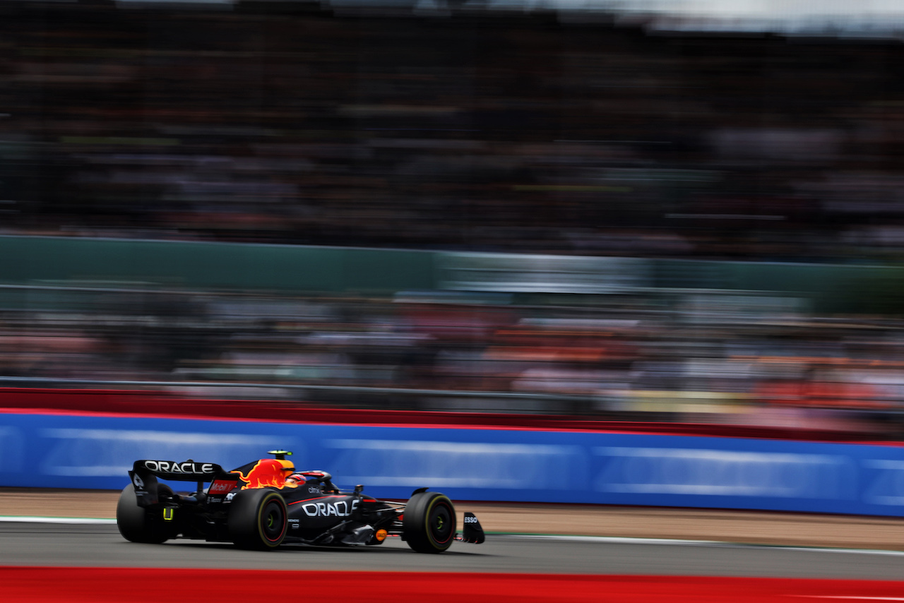 GP GRAN BRETAGNA, Sergio Perez (MEX) Red Bull Racing RB18.
01.07.2022. Formula 1 World Championship, Rd 10, British Grand Prix, Silverstone, England, Practice Day.
- www.xpbimages.com, EMail: requests@xpbimages.com © Copyright: Bearne / XPB Images
