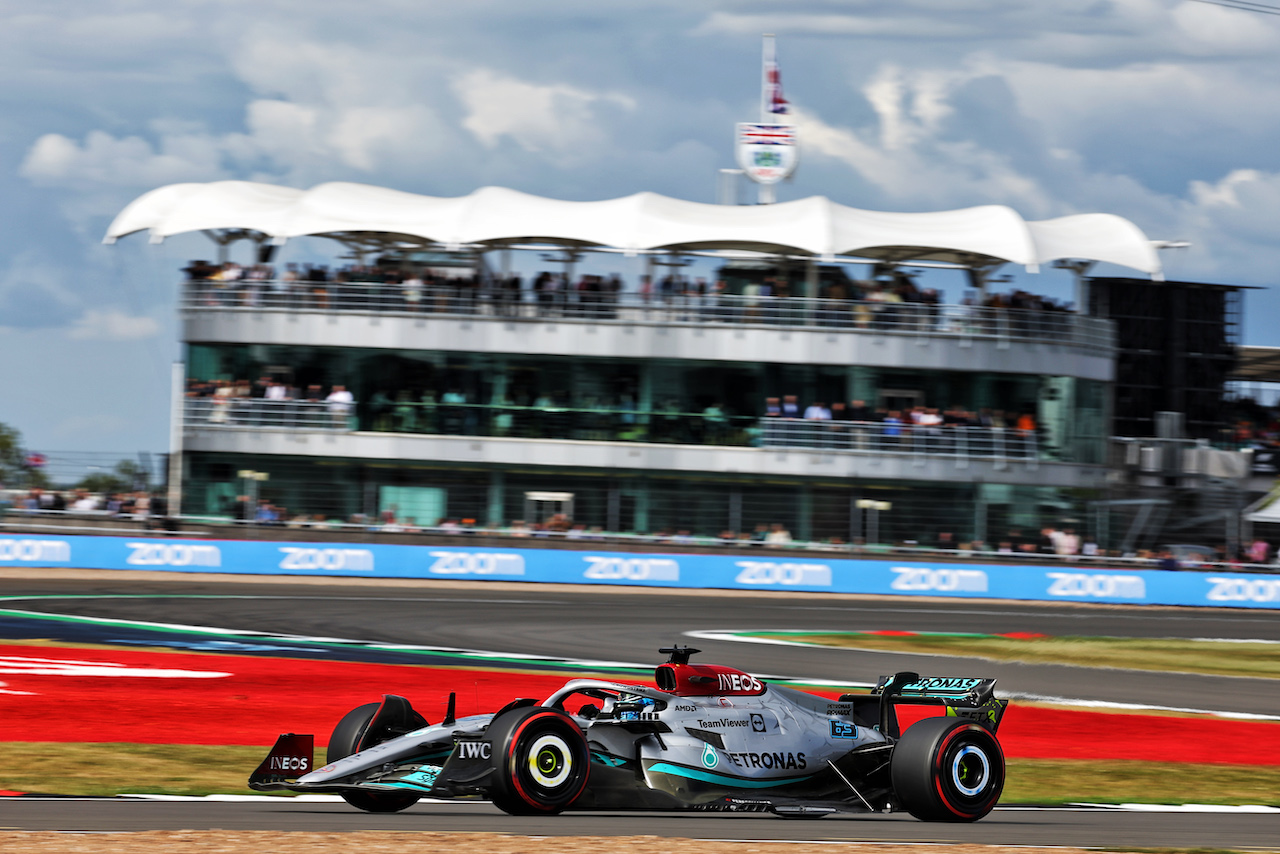 GP GRAN BRETAGNA, George Russell (GBR) Mercedes AMG F1 W13.
01.07.2022. Formula 1 World Championship, Rd 10, British Grand Prix, Silverstone, England, Practice Day.
- www.xpbimages.com, EMail: requests@xpbimages.com © Copyright: Bearne / XPB Images