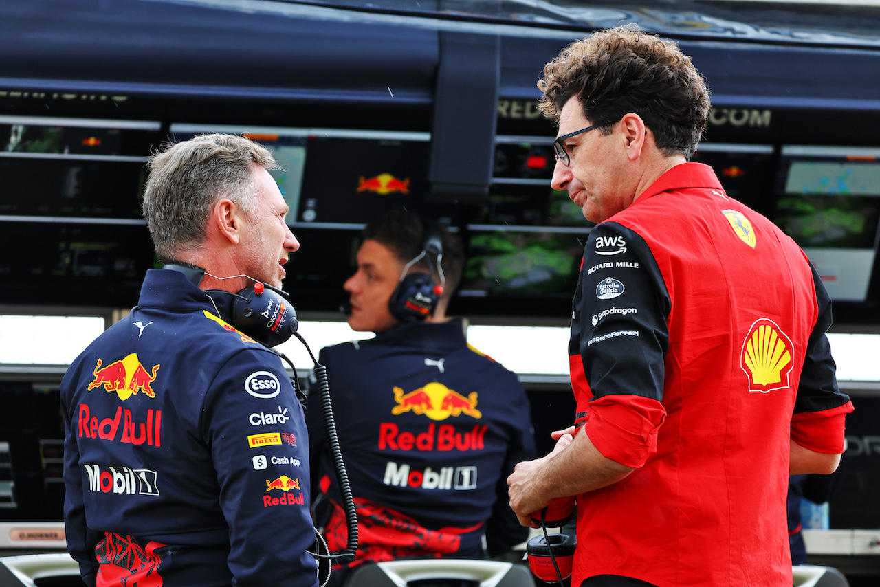 GP GRAN BRETAGNA, (L to R): Christian Horner (GBR) Red Bull Racing Team Principal with Mattia Binotto (ITA) Ferrari Team Principal.
01.07.2022. Formula 1 World Championship, Rd 10, British Grand Prix, Silverstone, England, Practice Day.
- www.xpbimages.com, EMail: requests@xpbimages.com © Copyright: Batchelor / XPB Images