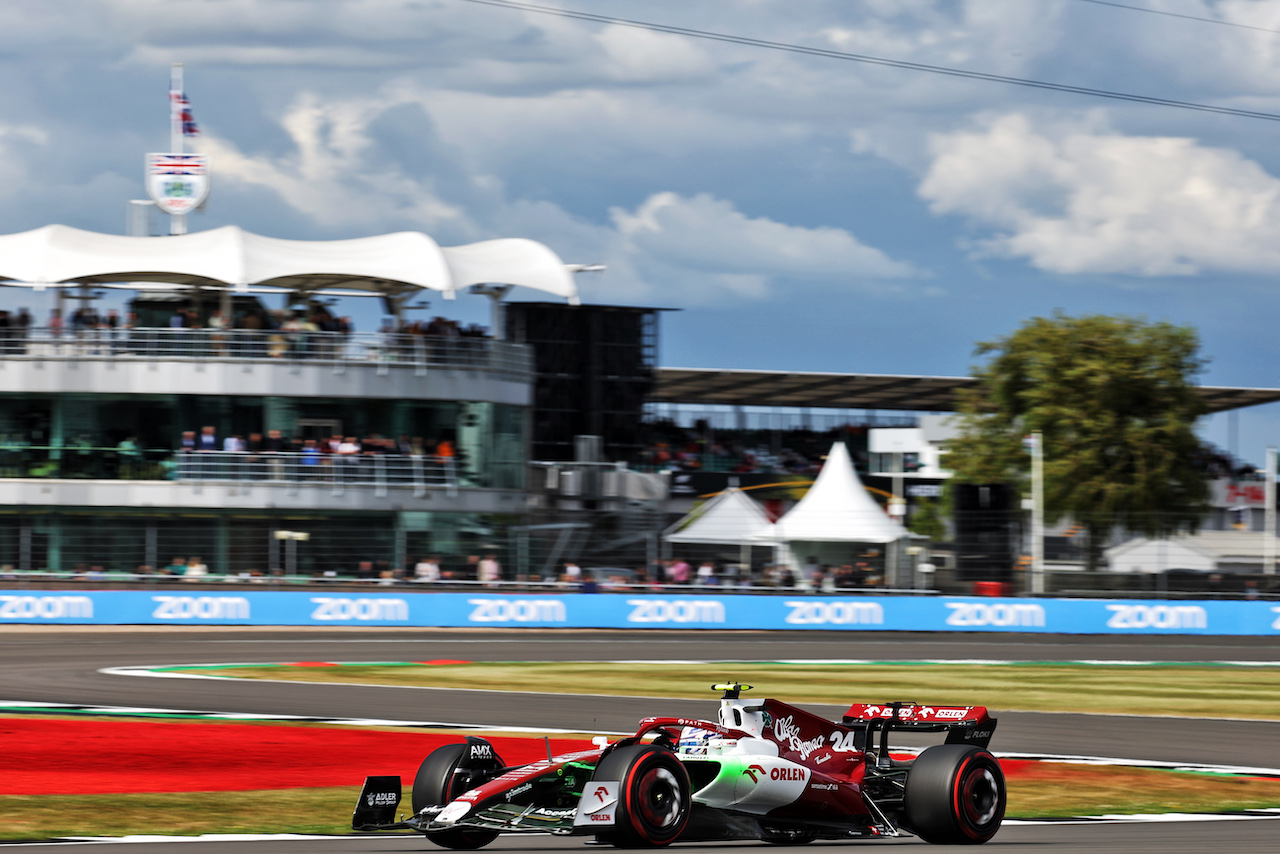 GP GRAN BRETAGNA, Guanyu Zhou (CHN) Alfa Romeo F1 Team C42.
01.07.2022. Formula 1 World Championship, Rd 10, British Grand Prix, Silverstone, England, Practice Day.
- www.xpbimages.com, EMail: requests@xpbimages.com © Copyright: Bearne / XPB Images