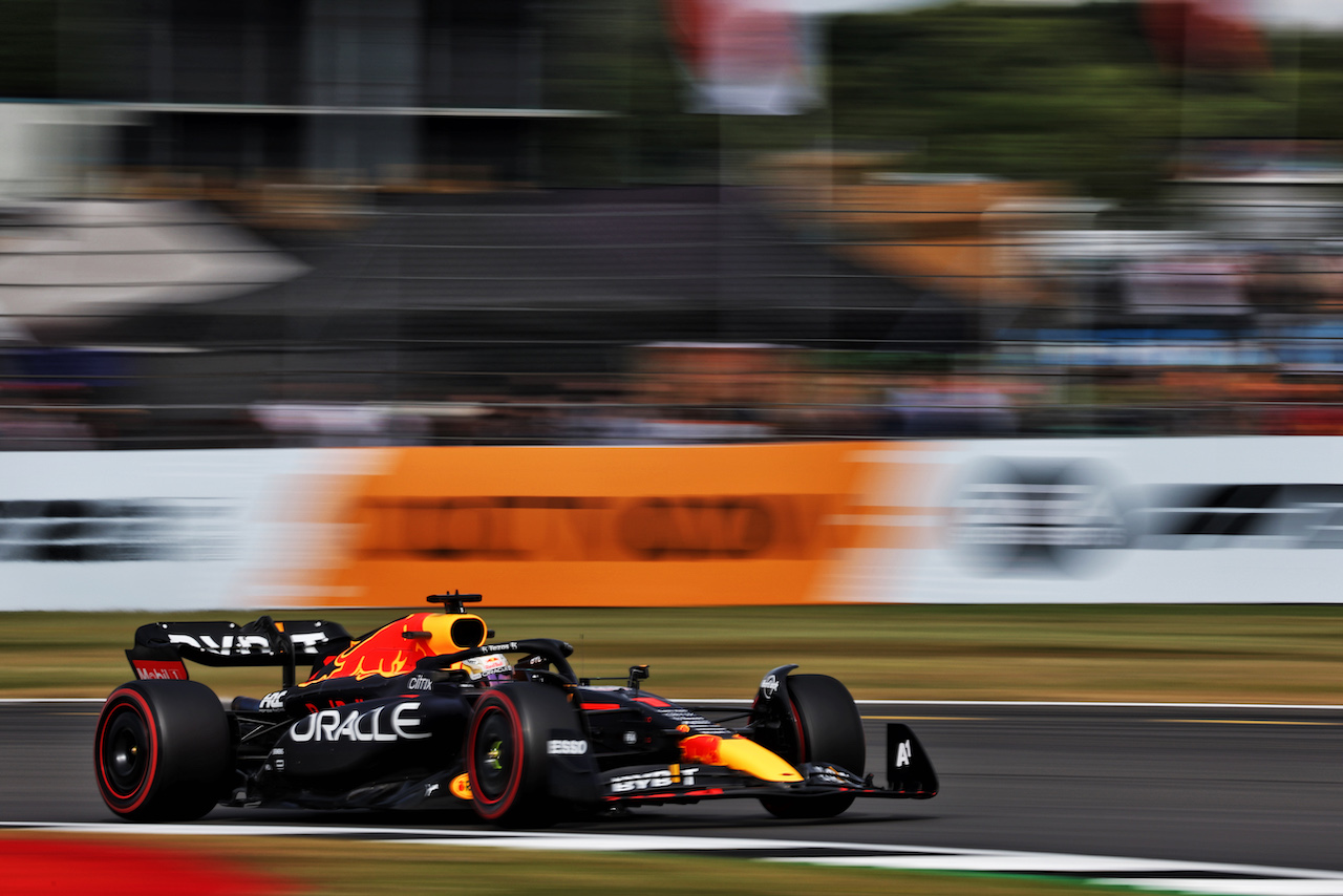 GP GRAN BRETAGNA, Max Verstappen (NLD) Red Bull Racing RB18.
01.07.2022. Formula 1 World Championship, Rd 10, British Grand Prix, Silverstone, England, Practice Day.
- www.xpbimages.com, EMail: requests@xpbimages.com © Copyright: Bearne / XPB Images