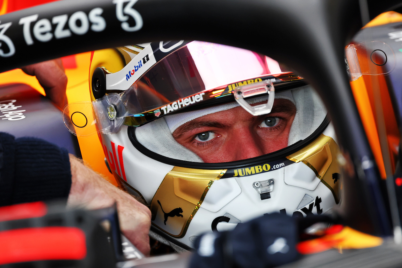 GP GRAN BRETAGNA, Max Verstappen (NLD) Red Bull Racing RB18.
01.07.2022. Formula 1 World Championship, Rd 10, British Grand Prix, Silverstone, England, Practice Day.
- www.xpbimages.com, EMail: requests@xpbimages.com © Copyright: Batchelor / XPB Images